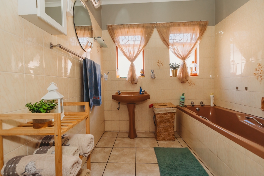 5 Bedroom Property for Sale in Heatherlands Western Cape